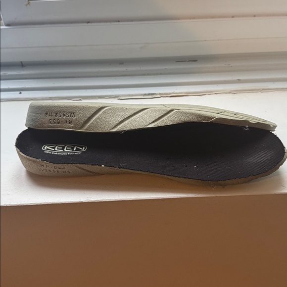 LIKE NEW KEEN Brown and Yellow Boots - Picture 11 of 11